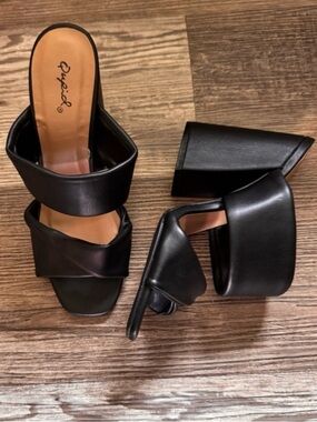 Qupid Black Vegan Leather Dual Strap Block Heel Mules Size 7.5